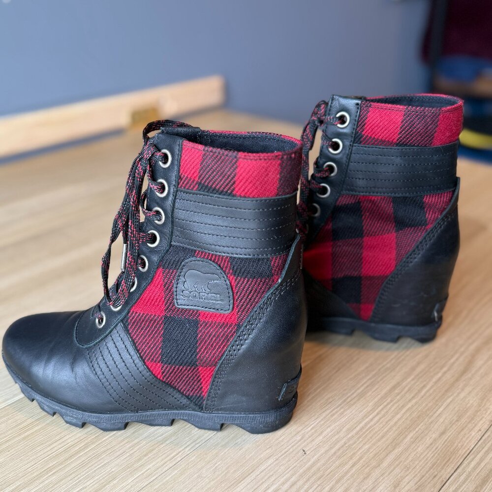 *SHOP CLOSING 4/26* Sorel Women's Lexie Wedge Boots in Red/Blk Buffalo Plaid 9.5